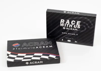 packaging personalizzato packaging in cartone packaging di lusso astucci rigidi personalizzati cofanetti premium scatole in cartone su misura espositori in cartone espositori personalizzati espositori punto vendita materiali punto vendita allestimento punto vendita totem espositivi soluzioni cartotecniche lavorazioni cartotecniche fustellati in cartone prototipi packaging progettazione grafica packaging studio grafico packaging produzione cartotecnica finiture speciali per packaging stampa e nobilitazioni design packaging packaging sostenibile in cartone box magnetici personalizzati Climatizzazione e tecnologia termica espositori per prodotti tecnici pannelli informativi per showroom totem per prodotti tecnologici soluzioni espositive per climatizzazione allestimenti per showroom tecnici materiali grafici per settore termico Bici e componentistica tecnica packaging per componenti tecnici espositori per prodotti sportivi espositori per negozi di biciclette box per accessori technical gear materiali espositivi per settore bike grafiche per prodotti sportivi Abbigliamento tecnico espositori per abbigliamento tecnico cartellini per capi sportivi materiali retail per abbigliamento packaging per accessori sportivi display per negozi outdoor Arredo, cucine e design espositori per showroom design packaging per componenti di arredo materiali per negozi di design espositori per cucine e complementi soluzioni espositive premium grafiche per prodotti di design Gioielli, cosmetica, regalistica astucci per gioielli packaging cosmetico di lusso cofanetti per prodotti premium scatole regalo personalizzate packaging elegante per retail espositori cosmetici da banco Vino, spirits, marmo astucci per bottiglie packaging per vino e spirits espositori da banco per cantina cofanetti premium per distillerie espositori per pietra e materiali naturali materiali grafici per settore marmo prototipazione rapida packaging progettazione creativa interna consulenza grafica packaging scelta materiali cartotecnici sviluppo layout espositivi produzione interna su misura lavorazioni di pregio su carta design su misura per brand packaging che valorizza il prodotto espositori resistenti e personalizzati