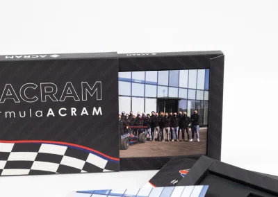 packaging personalizzato packaging in cartone packaging di lusso astucci rigidi personalizzati cofanetti premium scatole in cartone su misura espositori in cartone espositori personalizzati espositori punto vendita materiali punto vendita allestimento punto vendita totem espositivi soluzioni cartotecniche lavorazioni cartotecniche fustellati in cartone prototipi packaging progettazione grafica packaging studio grafico packaging produzione cartotecnica finiture speciali per packaging stampa e nobilitazioni design packaging packaging sostenibile in cartone box magnetici personalizzati Climatizzazione e tecnologia termica espositori per prodotti tecnici pannelli informativi per showroom totem per prodotti tecnologici soluzioni espositive per climatizzazione allestimenti per showroom tecnici materiali grafici per settore termico Bici e componentistica tecnica packaging per componenti tecnici espositori per prodotti sportivi espositori per negozi di biciclette box per accessori technical gear materiali espositivi per settore bike grafiche per prodotti sportivi Abbigliamento tecnico espositori per abbigliamento tecnico cartellini per capi sportivi materiali retail per abbigliamento packaging per accessori sportivi display per negozi outdoor Arredo, cucine e design espositori per showroom design packaging per componenti di arredo materiali per negozi di design espositori per cucine e complementi soluzioni espositive premium grafiche per prodotti di design Gioielli, cosmetica, regalistica astucci per gioielli packaging cosmetico di lusso cofanetti per prodotti premium scatole regalo personalizzate packaging elegante per retail espositori cosmetici da banco Vino, spirits, marmo astucci per bottiglie packaging per vino e spirits espositori da banco per cantina cofanetti premium per distillerie espositori per pietra e materiali naturali materiali grafici per settore marmo prototipazione rapida packaging progettazione creativa interna consulenza grafica packaging scelta materiali cartotecnici sviluppo layout espositivi produzione interna su misura lavorazioni di pregio su carta design su misura per brand packaging che valorizza il prodotto espositori resistenti e personalizzati