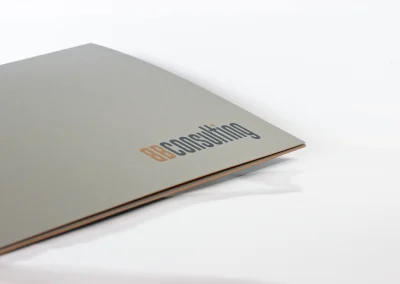 packaging personalizzato packaging in cartone packaging di lusso astucci rigidi personalizzati cofanetti premium scatole in cartone su misura espositori in cartone espositori personalizzati espositori punto vendita materiali punto vendita allestimento punto vendita totem espositivi soluzioni cartotecniche lavorazioni cartotecniche fustellati in cartone prototipi packaging progettazione grafica packaging studio grafico packaging produzione cartotecnica finiture speciali per packaging stampa e nobilitazioni design packaging packaging sostenibile in cartone box magnetici personalizzati Climatizzazione e tecnologia termica espositori per prodotti tecnici pannelli informativi per showroom totem per prodotti tecnologici soluzioni espositive per climatizzazione allestimenti per showroom tecnici materiali grafici per settore termico Bici e componentistica tecnica packaging per componenti tecnici espositori per prodotti sportivi espositori per negozi di biciclette box per accessori technical gear materiali espositivi per settore bike grafiche per prodotti sportivi Abbigliamento tecnico espositori per abbigliamento tecnico cartellini per capi sportivi materiali retail per abbigliamento packaging per accessori sportivi display per negozi outdoor Arredo, cucine e design espositori per showroom design packaging per componenti di arredo materiali per negozi di design espositori per cucine e complementi soluzioni espositive premium grafiche per prodotti di design Gioielli, cosmetica, regalistica astucci per gioielli packaging cosmetico di lusso cofanetti per prodotti premium scatole regalo personalizzate packaging elegante per retail espositori cosmetici da banco Vino, spirits, marmo astucci per bottiglie packaging per vino e spirits espositori da banco per cantina cofanetti premium per distillerie espositori per pietra e materiali naturali materiali grafici per settore marmo prototipazione rapida packaging progettazione creativa interna consulenza grafica packaging scelta materiali cartotecnici sviluppo layout espositivi produzione interna su misura lavorazioni di pregio su carta design su misura per brand packaging che valorizza il prodotto espositori resistenti e personalizzati