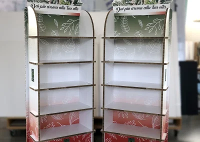 packaging personalizzato packaging in cartone packaging di lusso astucci rigidi personalizzati cofanetti premium scatole in cartone su misura espositori in cartone espositori personalizzati espositori punto vendita materiali punto vendita allestimento punto vendita totem espositivi soluzioni cartotecniche lavorazioni cartotecniche fustellati in cartone prototipi packaging progettazione grafica packaging studio grafico packaging produzione cartotecnica finiture speciali per packaging stampa e nobilitazioni design packaging packaging sostenibile in cartone box magnetici personalizzati Climatizzazione e tecnologia termica espositori per prodotti tecnici pannelli informativi per showroom totem per prodotti tecnologici soluzioni espositive per climatizzazione allestimenti per showroom tecnici materiali grafici per settore termico Bici e componentistica tecnica packaging per componenti tecnici espositori per prodotti sportivi espositori per negozi di biciclette box per accessori technical gear materiali espositivi per settore bike grafiche per prodotti sportivi Abbigliamento tecnico espositori per abbigliamento tecnico cartellini per capi sportivi materiali retail per abbigliamento packaging per accessori sportivi display per negozi outdoor Arredo, cucine e design espositori per showroom design packaging per componenti di arredo materiali per negozi di design espositori per cucine e complementi soluzioni espositive premium grafiche per prodotti di design Gioielli, cosmetica, regalistica astucci per gioielli packaging cosmetico di lusso cofanetti per prodotti premium scatole regalo personalizzate packaging elegante per retail espositori cosmetici da banco Vino, spirits, marmo astucci per bottiglie packaging per vino e spirits espositori da banco per cantina cofanetti premium per distillerie espositori per pietra e materiali naturali materiali grafici per settore marmo prototipazione rapida packaging progettazione creativa interna consulenza grafica packaging scelta materiali cartotecnici sviluppo layout espositivi produzione interna su misura lavorazioni di pregio su carta design su misura per brand packaging che valorizza il prodotto espositori resistenti e personalizzati