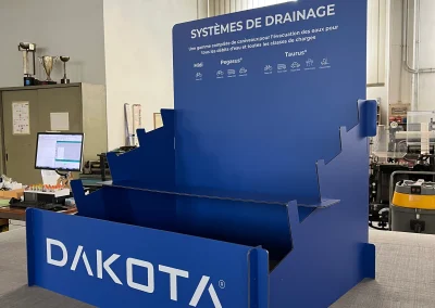 packaging personalizzato packaging in cartone packaging di lusso astucci rigidi personalizzati cofanetti premium scatole in cartone su misura espositori in cartone espositori personalizzati espositori punto vendita materiali punto vendita allestimento punto vendita totem espositivi soluzioni cartotecniche lavorazioni cartotecniche fustellati in cartone prototipi packaging progettazione grafica packaging studio grafico packaging produzione cartotecnica finiture speciali per packaging stampa e nobilitazioni design packaging packaging sostenibile in cartone box magnetici personalizzati Climatizzazione e tecnologia termica espositori per prodotti tecnici pannelli informativi per showroom totem per prodotti tecnologici soluzioni espositive per climatizzazione allestimenti per showroom tecnici materiali grafici per settore termico Bici e componentistica tecnica packaging per componenti tecnici espositori per prodotti sportivi espositori per negozi di biciclette box per accessori technical gear materiali espositivi per settore bike grafiche per prodotti sportivi Abbigliamento tecnico espositori per abbigliamento tecnico cartellini per capi sportivi materiali retail per abbigliamento packaging per accessori sportivi display per negozi outdoor Arredo, cucine e design espositori per showroom design packaging per componenti di arredo materiali per negozi di design espositori per cucine e complementi soluzioni espositive premium grafiche per prodotti di design Gioielli, cosmetica, regalistica astucci per gioielli packaging cosmetico di lusso cofanetti per prodotti premium scatole regalo personalizzate packaging elegante per retail espositori cosmetici da banco Vino, spirits, marmo astucci per bottiglie packaging per vino e spirits espositori da banco per cantina cofanetti premium per distillerie espositori per pietra e materiali naturali materiali grafici per settore marmo prototipazione rapida packaging progettazione creativa interna consulenza grafica packaging scelta materiali cartotecnici sviluppo layout espositivi produzione interna su misura lavorazioni di pregio su carta design su misura per brand packaging che valorizza il prodotto espositori resistenti e personalizzati