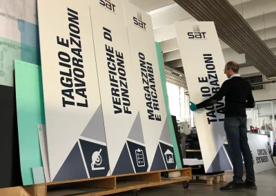 packaging personalizzato packaging in cartone packaging di lusso astucci rigidi personalizzati cofanetti premium scatole in cartone su misura espositori in cartone espositori personalizzati espositori punto vendita materiali punto vendita allestimento punto vendita totem espositivi soluzioni cartotecniche lavorazioni cartotecniche fustellati in cartone prototipi packaging progettazione grafica packaging studio grafico packaging produzione cartotecnica finiture speciali per packaging stampa e nobilitazioni design packaging packaging sostenibile in cartone box magnetici personalizzati Climatizzazione e tecnologia termica espositori per prodotti tecnici pannelli informativi per showroom totem per prodotti tecnologici soluzioni espositive per climatizzazione allestimenti per showroom tecnici materiali grafici per settore termico Bici e componentistica tecnica packaging per componenti tecnici espositori per prodotti sportivi espositori per negozi di biciclette box per accessori technical gear materiali espositivi per settore bike grafiche per prodotti sportivi Abbigliamento tecnico espositori per abbigliamento tecnico cartellini per capi sportivi materiali retail per abbigliamento packaging per accessori sportivi display per negozi outdoor Arredo, cucine e design espositori per showroom design packaging per componenti di arredo materiali per negozi di design espositori per cucine e complementi soluzioni espositive premium grafiche per prodotti di design Gioielli, cosmetica, regalistica astucci per gioielli packaging cosmetico di lusso cofanetti per prodotti premium scatole regalo personalizzate packaging elegante per retail espositori cosmetici da banco Vino, spirits, marmo astucci per bottiglie packaging per vino e spirits espositori da banco per cantina cofanetti premium per distillerie espositori per pietra e materiali naturali materiali grafici per settore marmo prototipazione rapida packaging progettazione creativa interna consulenza grafica packaging scelta materiali cartotecnici sviluppo layout espositivi produzione interna su misura lavorazioni di pregio su carta design su misura per brand packaging che valorizza il prodotto espositori resistenti e personalizzati