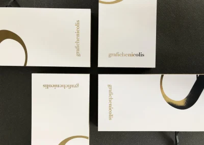 packaging personalizzato packaging in cartone packaging di lusso astucci rigidi personalizzati cofanetti premium scatole in cartone su misura espositori in cartone espositori personalizzati espositori punto vendita materiali punto vendita allestimento punto vendita totem espositivi soluzioni cartotecniche lavorazioni cartotecniche fustellati in cartone prototipi packaging progettazione grafica packaging studio grafico packaging produzione cartotecnica finiture speciali per packaging stampa e nobilitazioni design packaging packaging sostenibile in cartone box magnetici personalizzati Climatizzazione e tecnologia termica espositori per prodotti tecnici pannelli informativi per showroom totem per prodotti tecnologici soluzioni espositive per climatizzazione allestimenti per showroom tecnici materiali grafici per settore termico Bici e componentistica tecnica packaging per componenti tecnici espositori per prodotti sportivi espositori per negozi di biciclette box per accessori technical gear materiali espositivi per settore bike grafiche per prodotti sportivi Abbigliamento tecnico espositori per abbigliamento tecnico cartellini per capi sportivi materiali retail per abbigliamento packaging per accessori sportivi display per negozi outdoor Arredo, cucine e design espositori per showroom design packaging per componenti di arredo materiali per negozi di design espositori per cucine e complementi soluzioni espositive premium grafiche per prodotti di design Gioielli, cosmetica, regalistica astucci per gioielli packaging cosmetico di lusso cofanetti per prodotti premium scatole regalo personalizzate packaging elegante per retail espositori cosmetici da banco Vino, spirits, marmo astucci per bottiglie packaging per vino e spirits espositori da banco per cantina cofanetti premium per distillerie espositori per pietra e materiali naturali materiali grafici per settore marmo prototipazione rapida packaging progettazione creativa interna consulenza grafica packaging scelta materiali cartotecnici sviluppo layout espositivi produzione interna su misura lavorazioni di pregio su carta design su misura per brand packaging che valorizza il prodotto espositori resistenti e personalizzati