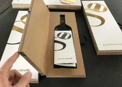 packaging personalizzato packaging in cartone packaging di lusso astucci rigidi personalizzati cofanetti premium scatole in cartone su misura espositori in cartone espositori personalizzati espositori punto vendita materiali punto vendita allestimento punto vendita totem espositivi soluzioni cartotecniche lavorazioni cartotecniche fustellati in cartone prototipi packaging progettazione grafica packaging studio grafico packaging produzione cartotecnica finiture speciali per packaging stampa e nobilitazioni design packaging packaging sostenibile in cartone box magnetici personalizzati Climatizzazione e tecnologia termica espositori per prodotti tecnici pannelli informativi per showroom totem per prodotti tecnologici soluzioni espositive per climatizzazione allestimenti per showroom tecnici materiali grafici per settore termico Bici e componentistica tecnica packaging per componenti tecnici espositori per prodotti sportivi espositori per negozi di biciclette box per accessori technical gear materiali espositivi per settore bike grafiche per prodotti sportivi Abbigliamento tecnico espositori per abbigliamento tecnico cartellini per capi sportivi materiali retail per abbigliamento packaging per accessori sportivi display per negozi outdoor Arredo, cucine e design espositori per showroom design packaging per componenti di arredo materiali per negozi di design espositori per cucine e complementi soluzioni espositive premium grafiche per prodotti di design Gioielli, cosmetica, regalistica astucci per gioielli packaging cosmetico di lusso cofanetti per prodotti premium scatole regalo personalizzate packaging elegante per retail espositori cosmetici da banco Vino, spirits, marmo astucci per bottiglie packaging per vino e spirits espositori da banco per cantina cofanetti premium per distillerie espositori per pietra e materiali naturali materiali grafici per settore marmo prototipazione rapida packaging progettazione creativa interna consulenza grafica packaging scelta materiali cartotecnici sviluppo layout espositivi produzione interna su misura lavorazioni di pregio su carta design su misura per brand packaging che valorizza il prodotto espositori resistenti e personalizzati