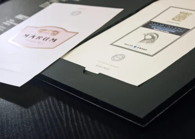 packaging personalizzato packaging in cartone packaging di lusso astucci rigidi personalizzati cofanetti premium scatole in cartone su misura espositori in cartone espositori personalizzati espositori punto vendita materiali punto vendita allestimento punto vendita totem espositivi soluzioni cartotecniche lavorazioni cartotecniche fustellati in cartone prototipi packaging progettazione grafica packaging studio grafico packaging produzione cartotecnica finiture speciali per packaging stampa e nobilitazioni design packaging packaging sostenibile in cartone box magnetici personalizzati Climatizzazione e tecnologia termica espositori per prodotti tecnici pannelli informativi per showroom totem per prodotti tecnologici soluzioni espositive per climatizzazione allestimenti per showroom tecnici materiali grafici per settore termico Bici e componentistica tecnica packaging per componenti tecnici espositori per prodotti sportivi espositori per negozi di biciclette box per accessori technical gear materiali espositivi per settore bike grafiche per prodotti sportivi Abbigliamento tecnico espositori per abbigliamento tecnico cartellini per capi sportivi materiali retail per abbigliamento packaging per accessori sportivi display per negozi outdoor Arredo, cucine e design espositori per showroom design packaging per componenti di arredo materiali per negozi di design espositori per cucine e complementi soluzioni espositive premium grafiche per prodotti di design Gioielli, cosmetica, regalistica astucci per gioielli packaging cosmetico di lusso cofanetti per prodotti premium scatole regalo personalizzate packaging elegante per retail espositori cosmetici da banco Vino, spirits, marmo astucci per bottiglie packaging per vino e spirits espositori da banco per cantina cofanetti premium per distillerie espositori per pietra e materiali naturali materiali grafici per settore marmo prototipazione rapida packaging progettazione creativa interna consulenza grafica packaging scelta materiali cartotecnici sviluppo layout espositivi produzione interna su misura lavorazioni di pregio su carta design su misura per brand packaging che valorizza il prodotto espositori resistenti e personalizzati