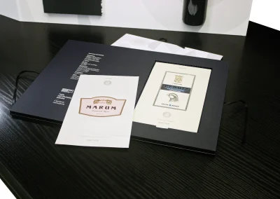 packaging personalizzato packaging in cartone packaging di lusso astucci rigidi personalizzati cofanetti premium scatole in cartone su misura espositori in cartone espositori personalizzati espositori punto vendita materiali punto vendita allestimento punto vendita totem espositivi soluzioni cartotecniche lavorazioni cartotecniche fustellati in cartone prototipi packaging progettazione grafica packaging studio grafico packaging produzione cartotecnica finiture speciali per packaging stampa e nobilitazioni design packaging packaging sostenibile in cartone box magnetici personalizzati Climatizzazione e tecnologia termica espositori per prodotti tecnici pannelli informativi per showroom totem per prodotti tecnologici soluzioni espositive per climatizzazione allestimenti per showroom tecnici materiali grafici per settore termico Bici e componentistica tecnica packaging per componenti tecnici espositori per prodotti sportivi espositori per negozi di biciclette box per accessori technical gear materiali espositivi per settore bike grafiche per prodotti sportivi Abbigliamento tecnico espositori per abbigliamento tecnico cartellini per capi sportivi materiali retail per abbigliamento packaging per accessori sportivi display per negozi outdoor Arredo, cucine e design espositori per showroom design packaging per componenti di arredo materiali per negozi di design espositori per cucine e complementi soluzioni espositive premium grafiche per prodotti di design Gioielli, cosmetica, regalistica astucci per gioielli packaging cosmetico di lusso cofanetti per prodotti premium scatole regalo personalizzate packaging elegante per retail espositori cosmetici da banco Vino, spirits, marmo astucci per bottiglie packaging per vino e spirits espositori da banco per cantina cofanetti premium per distillerie espositori per pietra e materiali naturali materiali grafici per settore marmo prototipazione rapida packaging progettazione creativa interna consulenza grafica packaging scelta materiali cartotecnici sviluppo layout espositivi produzione interna su misura lavorazioni di pregio su carta design su misura per brand packaging che valorizza il prodotto espositori resistenti e personalizzati