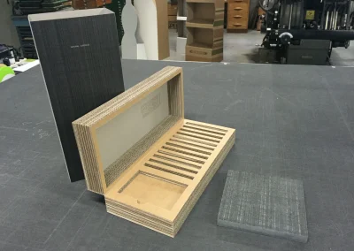 packaging personalizzato packaging in cartone packaging di lusso astucci rigidi personalizzati cofanetti premium scatole in cartone su misura espositori in cartone espositori personalizzati espositori punto vendita materiali punto vendita allestimento punto vendita totem espositivi soluzioni cartotecniche lavorazioni cartotecniche fustellati in cartone prototipi packaging progettazione grafica packaging studio grafico packaging produzione cartotecnica finiture speciali per packaging stampa e nobilitazioni design packaging packaging sostenibile in cartone box magnetici personalizzati Climatizzazione e tecnologia termica espositori per prodotti tecnici pannelli informativi per showroom totem per prodotti tecnologici soluzioni espositive per climatizzazione allestimenti per showroom tecnici materiali grafici per settore termico Bici e componentistica tecnica packaging per componenti tecnici espositori per prodotti sportivi espositori per negozi di biciclette box per accessori technical gear materiali espositivi per settore bike grafiche per prodotti sportivi Abbigliamento tecnico espositori per abbigliamento tecnico cartellini per capi sportivi materiali retail per abbigliamento packaging per accessori sportivi display per negozi outdoor Arredo, cucine e design espositori per showroom design packaging per componenti di arredo materiali per negozi di design espositori per cucine e complementi soluzioni espositive premium grafiche per prodotti di design Gioielli, cosmetica, regalistica astucci per gioielli packaging cosmetico di lusso cofanetti per prodotti premium scatole regalo personalizzate packaging elegante per retail espositori cosmetici da banco Vino, spirits, marmo astucci per bottiglie packaging per vino e spirits espositori da banco per cantina cofanetti premium per distillerie espositori per pietra e materiali naturali materiali grafici per settore marmo prototipazione rapida packaging progettazione creativa interna consulenza grafica packaging scelta materiali cartotecnici sviluppo layout espositivi produzione interna su misura lavorazioni di pregio su carta design su misura per brand packaging che valorizza il prodotto espositori resistenti e personalizzati