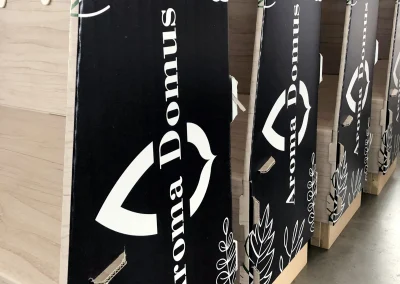 packaging personalizzato packaging in cartone packaging di lusso astucci rigidi personalizzati cofanetti premium scatole in cartone su misura espositori in cartone espositori personalizzati espositori punto vendita materiali punto vendita allestimento punto vendita totem espositivi soluzioni cartotecniche lavorazioni cartotecniche fustellati in cartone prototipi packaging progettazione grafica packaging studio grafico packaging produzione cartotecnica finiture speciali per packaging stampa e nobilitazioni design packaging packaging sostenibile in cartone box magnetici personalizzati Climatizzazione e tecnologia termica espositori per prodotti tecnici pannelli informativi per showroom totem per prodotti tecnologici soluzioni espositive per climatizzazione allestimenti per showroom tecnici materiali grafici per settore termico Bici e componentistica tecnica packaging per componenti tecnici espositori per prodotti sportivi espositori per negozi di biciclette box per accessori technical gear materiali espositivi per settore bike grafiche per prodotti sportivi Abbigliamento tecnico espositori per abbigliamento tecnico cartellini per capi sportivi materiali retail per abbigliamento packaging per accessori sportivi display per negozi outdoor Arredo, cucine e design espositori per showroom design packaging per componenti di arredo materiali per negozi di design espositori per cucine e complementi soluzioni espositive premium grafiche per prodotti di design Gioielli, cosmetica, regalistica astucci per gioielli packaging cosmetico di lusso cofanetti per prodotti premium scatole regalo personalizzate packaging elegante per retail espositori cosmetici da banco Vino, spirits, marmo astucci per bottiglie packaging per vino e spirits espositori da banco per cantina cofanetti premium per distillerie espositori per pietra e materiali naturali materiali grafici per settore marmo prototipazione rapida packaging progettazione creativa interna consulenza grafica packaging scelta materiali cartotecnici sviluppo layout espositivi produzione interna su misura lavorazioni di pregio su carta design su misura per brand packaging che valorizza il prodotto espositori resistenti e personalizzati