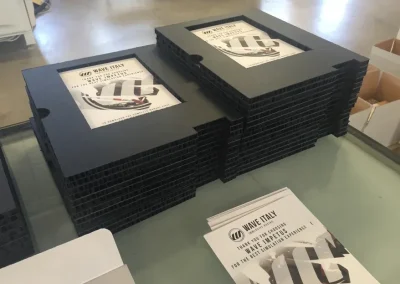 packaging personalizzato packaging in cartone packaging di lusso astucci rigidi personalizzati cofanetti premium scatole in cartone su misura espositori in cartone espositori personalizzati espositori punto vendita materiali punto vendita allestimento punto vendita totem espositivi soluzioni cartotecniche lavorazioni cartotecniche fustellati in cartone prototipi packaging progettazione grafica packaging studio grafico packaging produzione cartotecnica finiture speciali per packaging stampa e nobilitazioni design packaging packaging sostenibile in cartone box magnetici personalizzati Climatizzazione e tecnologia termica espositori per prodotti tecnici pannelli informativi per showroom totem per prodotti tecnologici soluzioni espositive per climatizzazione allestimenti per showroom tecnici materiali grafici per settore termico Bici e componentistica tecnica packaging per componenti tecnici espositori per prodotti sportivi espositori per negozi di biciclette box per accessori technical gear materiali espositivi per settore bike grafiche per prodotti sportivi Abbigliamento tecnico espositori per abbigliamento tecnico cartellini per capi sportivi materiali retail per abbigliamento packaging per accessori sportivi display per negozi outdoor Arredo, cucine e design espositori per showroom design packaging per componenti di arredo materiali per negozi di design espositori per cucine e complementi soluzioni espositive premium grafiche per prodotti di design Gioielli, cosmetica, regalistica astucci per gioielli packaging cosmetico di lusso cofanetti per prodotti premium scatole regalo personalizzate packaging elegante per retail espositori cosmetici da banco Vino, spirits, marmo astucci per bottiglie packaging per vino e spirits espositori da banco per cantina cofanetti premium per distillerie espositori per pietra e materiali naturali materiali grafici per settore marmo prototipazione rapida packaging progettazione creativa interna consulenza grafica packaging scelta materiali cartotecnici sviluppo layout espositivi produzione interna su misura lavorazioni di pregio su carta design su misura per brand packaging che valorizza il prodotto espositori resistenti e personalizzati