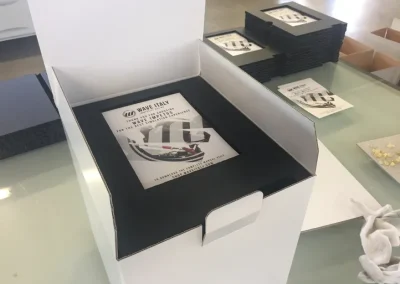 packaging personalizzato packaging in cartone packaging di lusso astucci rigidi personalizzati cofanetti premium scatole in cartone su misura espositori in cartone espositori personalizzati espositori punto vendita materiali punto vendita allestimento punto vendita totem espositivi soluzioni cartotecniche lavorazioni cartotecniche fustellati in cartone prototipi packaging progettazione grafica packaging studio grafico packaging produzione cartotecnica finiture speciali per packaging stampa e nobilitazioni design packaging packaging sostenibile in cartone box magnetici personalizzati Climatizzazione e tecnologia termica espositori per prodotti tecnici pannelli informativi per showroom totem per prodotti tecnologici soluzioni espositive per climatizzazione allestimenti per showroom tecnici materiali grafici per settore termico Bici e componentistica tecnica packaging per componenti tecnici espositori per prodotti sportivi espositori per negozi di biciclette box per accessori technical gear materiali espositivi per settore bike grafiche per prodotti sportivi Abbigliamento tecnico espositori per abbigliamento tecnico cartellini per capi sportivi materiali retail per abbigliamento packaging per accessori sportivi display per negozi outdoor Arredo, cucine e design espositori per showroom design packaging per componenti di arredo materiali per negozi di design espositori per cucine e complementi soluzioni espositive premium grafiche per prodotti di design Gioielli, cosmetica, regalistica astucci per gioielli packaging cosmetico di lusso cofanetti per prodotti premium scatole regalo personalizzate packaging elegante per retail espositori cosmetici da banco Vino, spirits, marmo astucci per bottiglie packaging per vino e spirits espositori da banco per cantina cofanetti premium per distillerie espositori per pietra e materiali naturali materiali grafici per settore marmo prototipazione rapida packaging progettazione creativa interna consulenza grafica packaging scelta materiali cartotecnici sviluppo layout espositivi produzione interna su misura lavorazioni di pregio su carta design su misura per brand packaging che valorizza il prodotto espositori resistenti e personalizzati