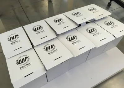 packaging personalizzato packaging in cartone packaging di lusso astucci rigidi personalizzati cofanetti premium scatole in cartone su misura espositori in cartone espositori personalizzati espositori punto vendita materiali punto vendita allestimento punto vendita totem espositivi soluzioni cartotecniche lavorazioni cartotecniche fustellati in cartone prototipi packaging progettazione grafica packaging studio grafico packaging produzione cartotecnica finiture speciali per packaging stampa e nobilitazioni design packaging packaging sostenibile in cartone box magnetici personalizzati Climatizzazione e tecnologia termica espositori per prodotti tecnici pannelli informativi per showroom totem per prodotti tecnologici soluzioni espositive per climatizzazione allestimenti per showroom tecnici materiali grafici per settore termico Bici e componentistica tecnica packaging per componenti tecnici espositori per prodotti sportivi espositori per negozi di biciclette box per accessori technical gear materiali espositivi per settore bike grafiche per prodotti sportivi Abbigliamento tecnico espositori per abbigliamento tecnico cartellini per capi sportivi materiali retail per abbigliamento packaging per accessori sportivi display per negozi outdoor Arredo, cucine e design espositori per showroom design packaging per componenti di arredo materiali per negozi di design espositori per cucine e complementi soluzioni espositive premium grafiche per prodotti di design Gioielli, cosmetica, regalistica astucci per gioielli packaging cosmetico di lusso cofanetti per prodotti premium scatole regalo personalizzate packaging elegante per retail espositori cosmetici da banco Vino, spirits, marmo astucci per bottiglie packaging per vino e spirits espositori da banco per cantina cofanetti premium per distillerie espositori per pietra e materiali naturali materiali grafici per settore marmo prototipazione rapida packaging progettazione creativa interna consulenza grafica packaging scelta materiali cartotecnici sviluppo layout espositivi produzione interna su misura lavorazioni di pregio su carta design su misura per brand packaging che valorizza il prodotto espositori resistenti e personalizzati