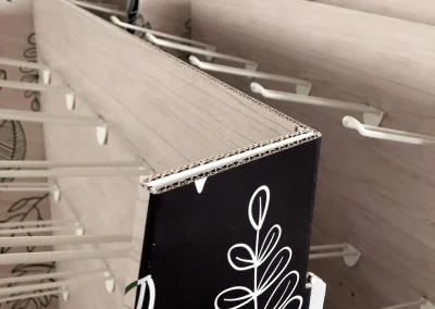 packaging personalizzato packaging in cartone packaging di lusso astucci rigidi personalizzati cofanetti premium scatole in cartone su misura espositori in cartone espositori personalizzati espositori punto vendita materiali punto vendita allestimento punto vendita totem espositivi soluzioni cartotecniche lavorazioni cartotecniche fustellati in cartone prototipi packaging progettazione grafica packaging studio grafico packaging produzione cartotecnica finiture speciali per packaging stampa e nobilitazioni design packaging packaging sostenibile in cartone box magnetici personalizzati Climatizzazione e tecnologia termica espositori per prodotti tecnici pannelli informativi per showroom totem per prodotti tecnologici soluzioni espositive per climatizzazione allestimenti per showroom tecnici materiali grafici per settore termico Bici e componentistica tecnica packaging per componenti tecnici espositori per prodotti sportivi espositori per negozi di biciclette box per accessori technical gear materiali espositivi per settore bike grafiche per prodotti sportivi Abbigliamento tecnico espositori per abbigliamento tecnico cartellini per capi sportivi materiali retail per abbigliamento packaging per accessori sportivi display per negozi outdoor Arredo, cucine e design espositori per showroom design packaging per componenti di arredo materiali per negozi di design espositori per cucine e complementi soluzioni espositive premium grafiche per prodotti di design Gioielli, cosmetica, regalistica astucci per gioielli packaging cosmetico di lusso cofanetti per prodotti premium scatole regalo personalizzate packaging elegante per retail espositori cosmetici da banco Vino, spirits, marmo astucci per bottiglie packaging per vino e spirits espositori da banco per cantina cofanetti premium per distillerie espositori per pietra e materiali naturali materiali grafici per settore marmo prototipazione rapida packaging progettazione creativa interna consulenza grafica packaging scelta materiali cartotecnici sviluppo layout espositivi produzione interna su misura lavorazioni di pregio su carta design su misura per brand packaging che valorizza il prodotto espositori resistenti e personalizzati