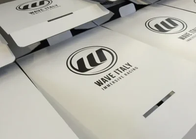 packaging personalizzato packaging in cartone packaging di lusso astucci rigidi personalizzati cofanetti premium scatole in cartone su misura espositori in cartone espositori personalizzati espositori punto vendita materiali punto vendita allestimento punto vendita totem espositivi soluzioni cartotecniche lavorazioni cartotecniche fustellati in cartone prototipi packaging progettazione grafica packaging studio grafico packaging produzione cartotecnica finiture speciali per packaging stampa e nobilitazioni design packaging packaging sostenibile in cartone box magnetici personalizzati Climatizzazione e tecnologia termica espositori per prodotti tecnici pannelli informativi per showroom totem per prodotti tecnologici soluzioni espositive per climatizzazione allestimenti per showroom tecnici materiali grafici per settore termico Bici e componentistica tecnica packaging per componenti tecnici espositori per prodotti sportivi espositori per negozi di biciclette box per accessori technical gear materiali espositivi per settore bike grafiche per prodotti sportivi Abbigliamento tecnico espositori per abbigliamento tecnico cartellini per capi sportivi materiali retail per abbigliamento packaging per accessori sportivi display per negozi outdoor Arredo, cucine e design espositori per showroom design packaging per componenti di arredo materiali per negozi di design espositori per cucine e complementi soluzioni espositive premium grafiche per prodotti di design Gioielli, cosmetica, regalistica astucci per gioielli packaging cosmetico di lusso cofanetti per prodotti premium scatole regalo personalizzate packaging elegante per retail espositori cosmetici da banco Vino, spirits, marmo astucci per bottiglie packaging per vino e spirits espositori da banco per cantina cofanetti premium per distillerie espositori per pietra e materiali naturali materiali grafici per settore marmo prototipazione rapida packaging progettazione creativa interna consulenza grafica packaging scelta materiali cartotecnici sviluppo layout espositivi produzione interna su misura lavorazioni di pregio su carta design su misura per brand packaging che valorizza il prodotto espositori resistenti e personalizzati