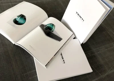 packaging personalizzato packaging in cartone packaging di lusso astucci rigidi personalizzati cofanetti premium scatole in cartone su misura espositori in cartone espositori personalizzati espositori punto vendita materiali punto vendita allestimento punto vendita totem espositivi soluzioni cartotecniche lavorazioni cartotecniche fustellati in cartone prototipi packaging progettazione grafica packaging studio grafico packaging produzione cartotecnica finiture speciali per packaging stampa e nobilitazioni design packaging packaging sostenibile in cartone box magnetici personalizzati Climatizzazione e tecnologia termica espositori per prodotti tecnici pannelli informativi per showroom totem per prodotti tecnologici soluzioni espositive per climatizzazione allestimenti per showroom tecnici materiali grafici per settore termico Bici e componentistica tecnica packaging per componenti tecnici espositori per prodotti sportivi espositori per negozi di biciclette box per accessori technical gear materiali espositivi per settore bike grafiche per prodotti sportivi Abbigliamento tecnico espositori per abbigliamento tecnico cartellini per capi sportivi materiali retail per abbigliamento packaging per accessori sportivi display per negozi outdoor Arredo, cucine e design espositori per showroom design packaging per componenti di arredo materiali per negozi di design espositori per cucine e complementi soluzioni espositive premium grafiche per prodotti di design Gioielli, cosmetica, regalistica astucci per gioielli packaging cosmetico di lusso cofanetti per prodotti premium scatole regalo personalizzate packaging elegante per retail espositori cosmetici da banco Vino, spirits, marmo astucci per bottiglie packaging per vino e spirits espositori da banco per cantina cofanetti premium per distillerie espositori per pietra e materiali naturali materiali grafici per settore marmo prototipazione rapida packaging progettazione creativa interna consulenza grafica packaging scelta materiali cartotecnici sviluppo layout espositivi produzione interna su misura lavorazioni di pregio su carta design su misura per brand packaging che valorizza il prodotto espositori resistenti e personalizzati