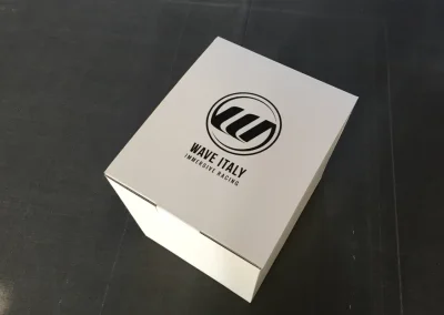 packaging personalizzato packaging in cartone packaging di lusso astucci rigidi personalizzati cofanetti premium scatole in cartone su misura espositori in cartone espositori personalizzati espositori punto vendita materiali punto vendita allestimento punto vendita totem espositivi soluzioni cartotecniche lavorazioni cartotecniche fustellati in cartone prototipi packaging progettazione grafica packaging studio grafico packaging produzione cartotecnica finiture speciali per packaging stampa e nobilitazioni design packaging packaging sostenibile in cartone box magnetici personalizzati Climatizzazione e tecnologia termica espositori per prodotti tecnici pannelli informativi per showroom totem per prodotti tecnologici soluzioni espositive per climatizzazione allestimenti per showroom tecnici materiali grafici per settore termico Bici e componentistica tecnica packaging per componenti tecnici espositori per prodotti sportivi espositori per negozi di biciclette box per accessori technical gear materiali espositivi per settore bike grafiche per prodotti sportivi Abbigliamento tecnico espositori per abbigliamento tecnico cartellini per capi sportivi materiali retail per abbigliamento packaging per accessori sportivi display per negozi outdoor Arredo, cucine e design espositori per showroom design packaging per componenti di arredo materiali per negozi di design espositori per cucine e complementi soluzioni espositive premium grafiche per prodotti di design Gioielli, cosmetica, regalistica astucci per gioielli packaging cosmetico di lusso cofanetti per prodotti premium scatole regalo personalizzate packaging elegante per retail espositori cosmetici da banco Vino, spirits, marmo astucci per bottiglie packaging per vino e spirits espositori da banco per cantina cofanetti premium per distillerie espositori per pietra e materiali naturali materiali grafici per settore marmo prototipazione rapida packaging progettazione creativa interna consulenza grafica packaging scelta materiali cartotecnici sviluppo layout espositivi produzione interna su misura lavorazioni di pregio su carta design su misura per brand packaging che valorizza il prodotto espositori resistenti e personalizzati