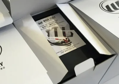 packaging personalizzato packaging in cartone packaging di lusso astucci rigidi personalizzati cofanetti premium scatole in cartone su misura espositori in cartone espositori personalizzati espositori punto vendita materiali punto vendita allestimento punto vendita totem espositivi soluzioni cartotecniche lavorazioni cartotecniche fustellati in cartone prototipi packaging progettazione grafica packaging studio grafico packaging produzione cartotecnica finiture speciali per packaging stampa e nobilitazioni design packaging packaging sostenibile in cartone box magnetici personalizzati Climatizzazione e tecnologia termica espositori per prodotti tecnici pannelli informativi per showroom totem per prodotti tecnologici soluzioni espositive per climatizzazione allestimenti per showroom tecnici materiali grafici per settore termico Bici e componentistica tecnica packaging per componenti tecnici espositori per prodotti sportivi espositori per negozi di biciclette box per accessori technical gear materiali espositivi per settore bike grafiche per prodotti sportivi Abbigliamento tecnico espositori per abbigliamento tecnico cartellini per capi sportivi materiali retail per abbigliamento packaging per accessori sportivi display per negozi outdoor Arredo, cucine e design espositori per showroom design packaging per componenti di arredo materiali per negozi di design espositori per cucine e complementi soluzioni espositive premium grafiche per prodotti di design Gioielli, cosmetica, regalistica astucci per gioielli packaging cosmetico di lusso cofanetti per prodotti premium scatole regalo personalizzate packaging elegante per retail espositori cosmetici da banco Vino, spirits, marmo astucci per bottiglie packaging per vino e spirits espositori da banco per cantina cofanetti premium per distillerie espositori per pietra e materiali naturali materiali grafici per settore marmo prototipazione rapida packaging progettazione creativa interna consulenza grafica packaging scelta materiali cartotecnici sviluppo layout espositivi produzione interna su misura lavorazioni di pregio su carta design su misura per brand packaging che valorizza il prodotto espositori resistenti e personalizzati