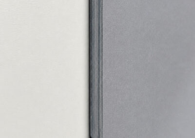 Dettaglio della rilegatura Glue della brochure ONO Layout che consente l'apertura totale delle pagine e una consultazione ottimale dei contenuti.