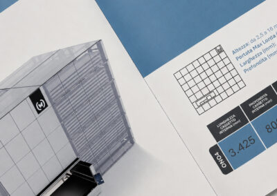 Pagina interna della brochure ONO Layout con immagini del magazzino verticale automatico e schede tecniche stampate con rilegatura Glue ad apertura piatta.